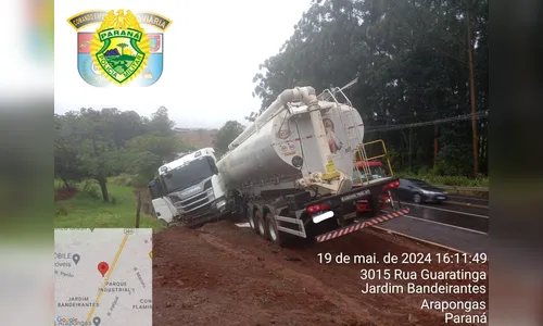 Caminhão sai da pista e bate contra barranco na PR-444 em Arapongas
