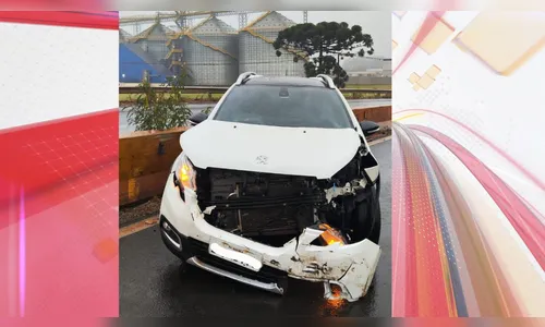 Carro bate contra defensa de rodovia em Rolândia