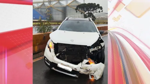 Apesar dos danos registrados no Fiat Argo de Maringá, a condutora saiu ilesa.