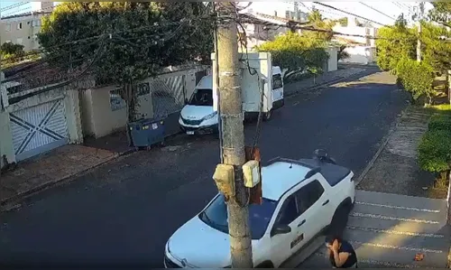 Motorista atropela bandido e livra enfermeira de assalto; veja vídeo