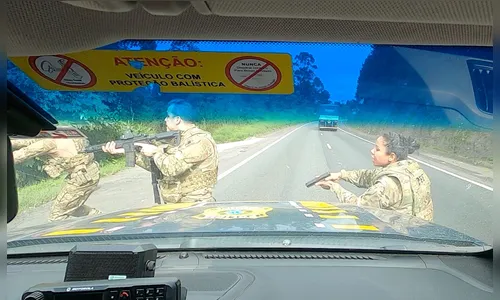 Bandidos jogam fardos de maconha na PRF em fuga cinematográfica no PR