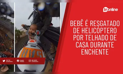 Bebê é resgatado de helicóptero por telhado de casa durante enchente