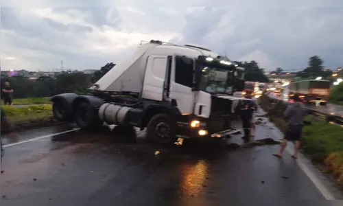 Caminhão-tanque bate em bitrem após aquaplanar durante ultrapassagem