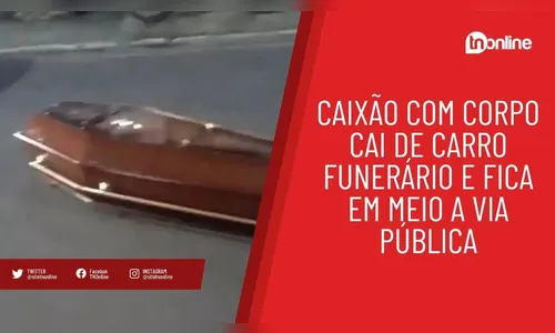 Caixão com corpo cai de carro funerário e fica em meio a via pública