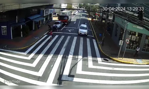 Câmera flagra acidente que deixou jovem ferida no centro de Apucarana