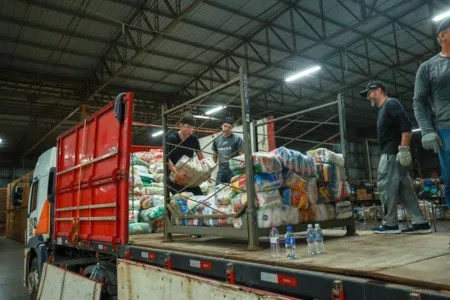 Caminhões com doações chegam ao município de Santa Cruz do Sul em RS