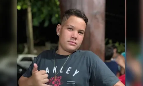Adolescente morre eletrocutado ao encostar em poste durante futebol