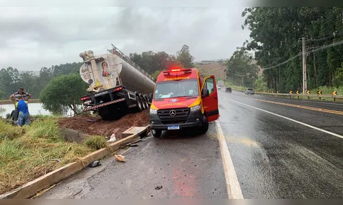 Carreta sai da pista e quase cai em represa na PR-444