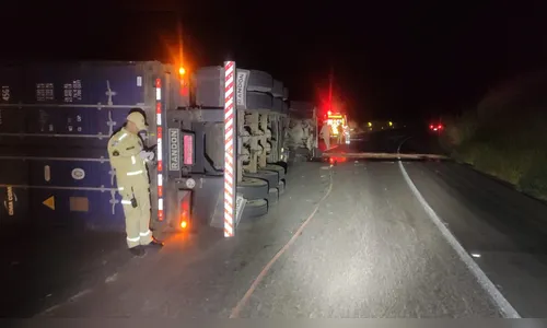 Carreta bitrem tomba e motorista fica ferido na BR-376 em Apucarana