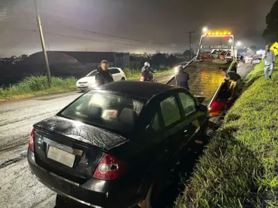 Carro acidentado é retirado do local