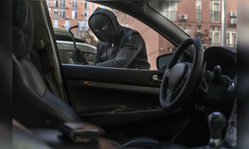 Carro é furtado no estacionamento de loja de departamento em Arapongas