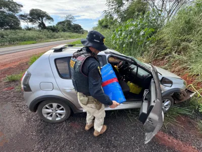 Carro estava abarrotado com fardos de maconha