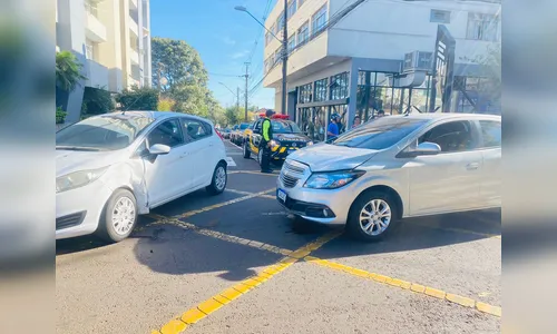 Duas mulheres ficam feridas após colisão entre carros em Apucarana