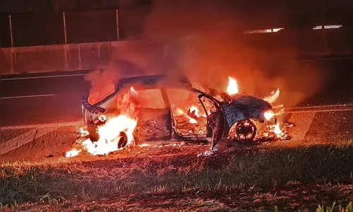 Carro recém-comprado é destruído por incêndio após pane elétrica no PR