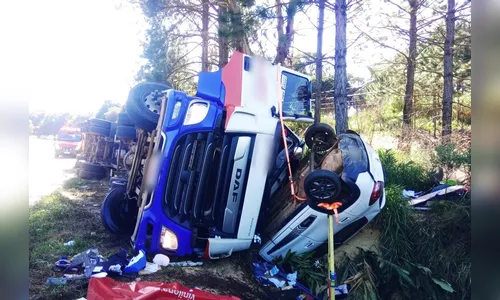 Caminhoneiro morre após tombar carreta em cima de carro na PR-170