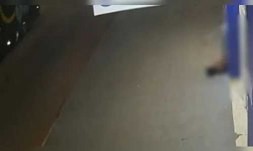 Homem é espancado com enxadadas no Paraná; veja flagrante