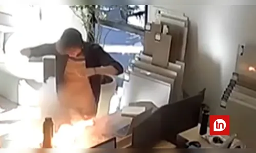 Celular conectado à tomada explode e provoca incêndio em escritório