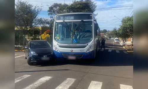Passageira fica ferida ao sofrer queda após ônibus colidir com carro