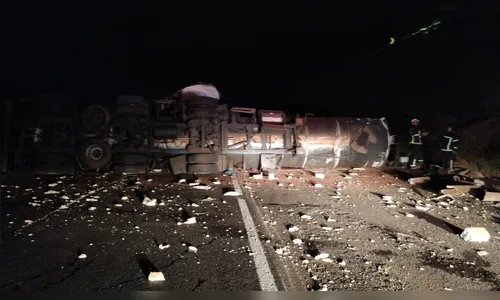 Caminhão despenca de viaduto e cai em cima da BR-376 no Paraná