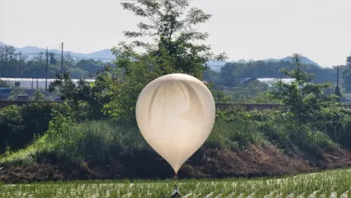 Coreia do Norte lança balões com lixo e fezes para Coreia do Sul