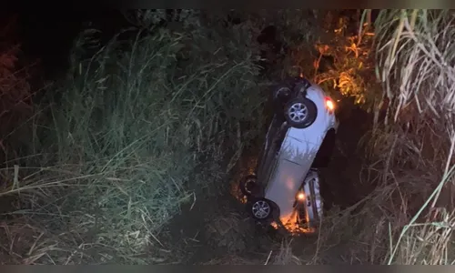Carro de família cai em ribanceira e três ficam feridos em Apucarana
