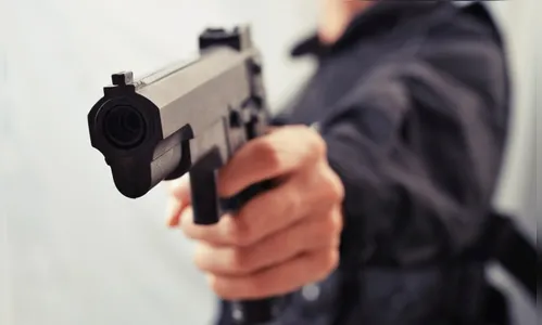 Dupla armada invade casa, amarra família e rouba carro em Apucarana