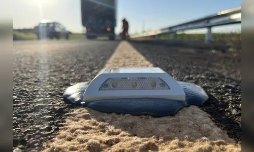 DER/PR testa uso de tachas bidirecionais com LED em rodovia estadual