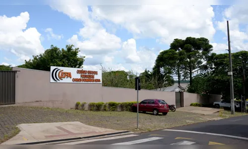 Jovem empina motocicleta em frente a colégio cívico-militar e é detido