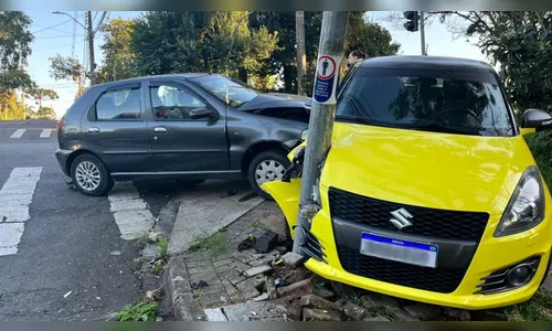 Motorista fura sinal, causa acidente e 2 crianças ficam feridas no PR