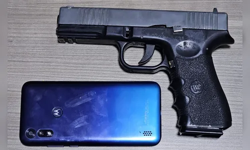 Mulher joga carro 'em cima' de bandido armado após tentativa de roubo