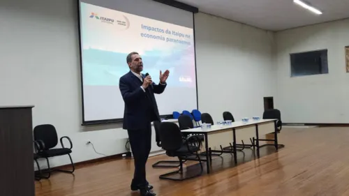 Enio Verri, diretor-geral da Itaipu, ministrou palestra na Unespar