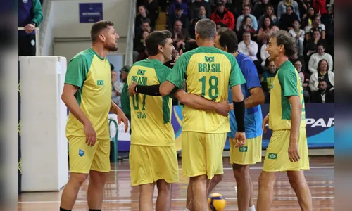 Estrelas do vôlei levam mais de 4 mil pessoas a ginásio em prol do RS