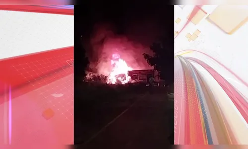 Caminhão do Corpo de Bombeiros pega fogo no Paraná; veja