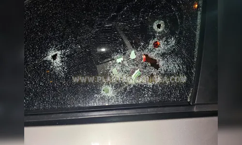 Homem é executado com 16 tiros andando de carro com a esposa e filhos