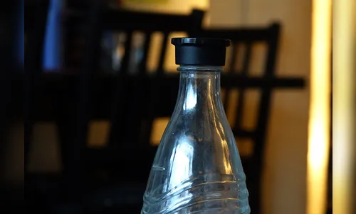 Homem vende água doada para o RS e ataca equipe da Rede Globo