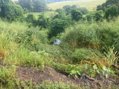 Homem fica ferido após Jeep Renegade cair em ribanceira na BR-163