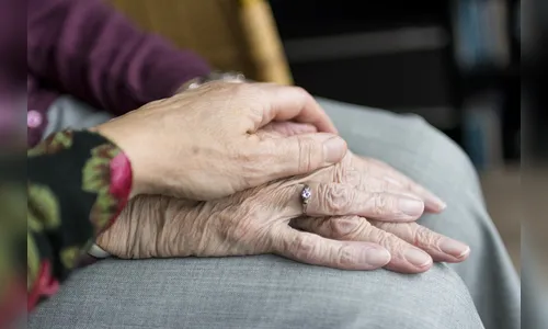 Idoso bate na esposa de 69 anos e tenta enforcá-la; ele foi preso