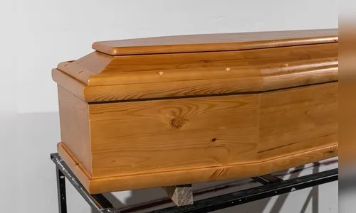 Esposa ameaça deixar marido em 'caixão lacrado' após briga por ciúmes