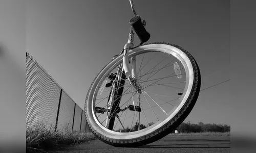 Casal furta bicicleta em lanchonete e vítima consegue deter mulher