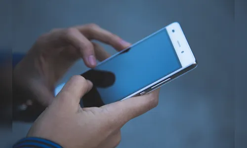 Menino vai à padaria e tem celular roubado no caminho