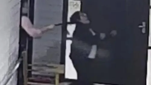 Imagens gravadas por uma câmera de segurança mostram professora puxando cabelo de aluna