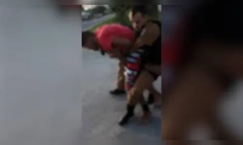 Vídeo mostra suspeito de tráfico de drogas reagindo à abordagem da PM