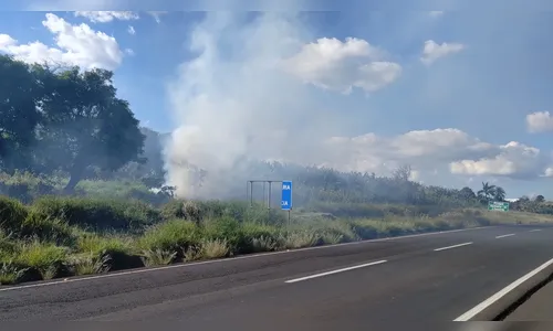 Fumaça invade pista na BR-376 em Apucarana; veja o vídeo