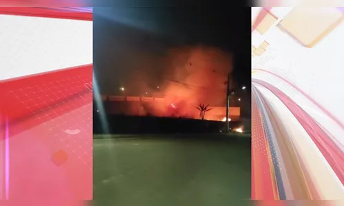 Bombeiros combatem incêndio de grandes proporções em Apucarana