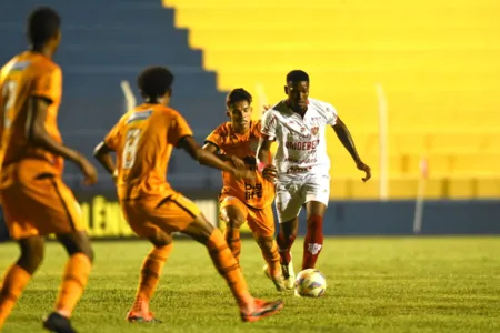 Jogo aconteceu no Estádio dos Pássaros, em Arapongas