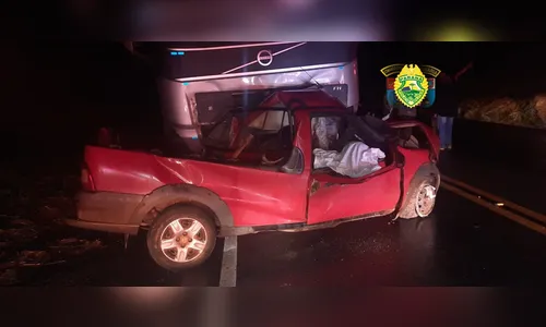 Jovem de 22 anos morre após colisão entre carro e carreta na PR-092