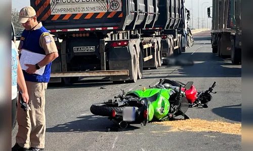 Motociclista cai no 'corredor' e morre em acidente com caminhão no PR