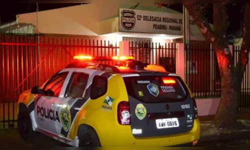 Mãe agride filho com cabo de vassoura e bainha de facão e vai presa