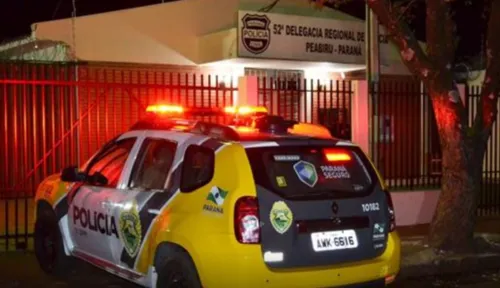 Mãe agride filho com cabo de vassoura e bainha de facão e vai presa