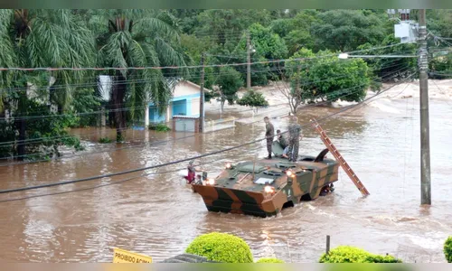 Mais de dois mil militares trabalham no resgate de vítimas no RS